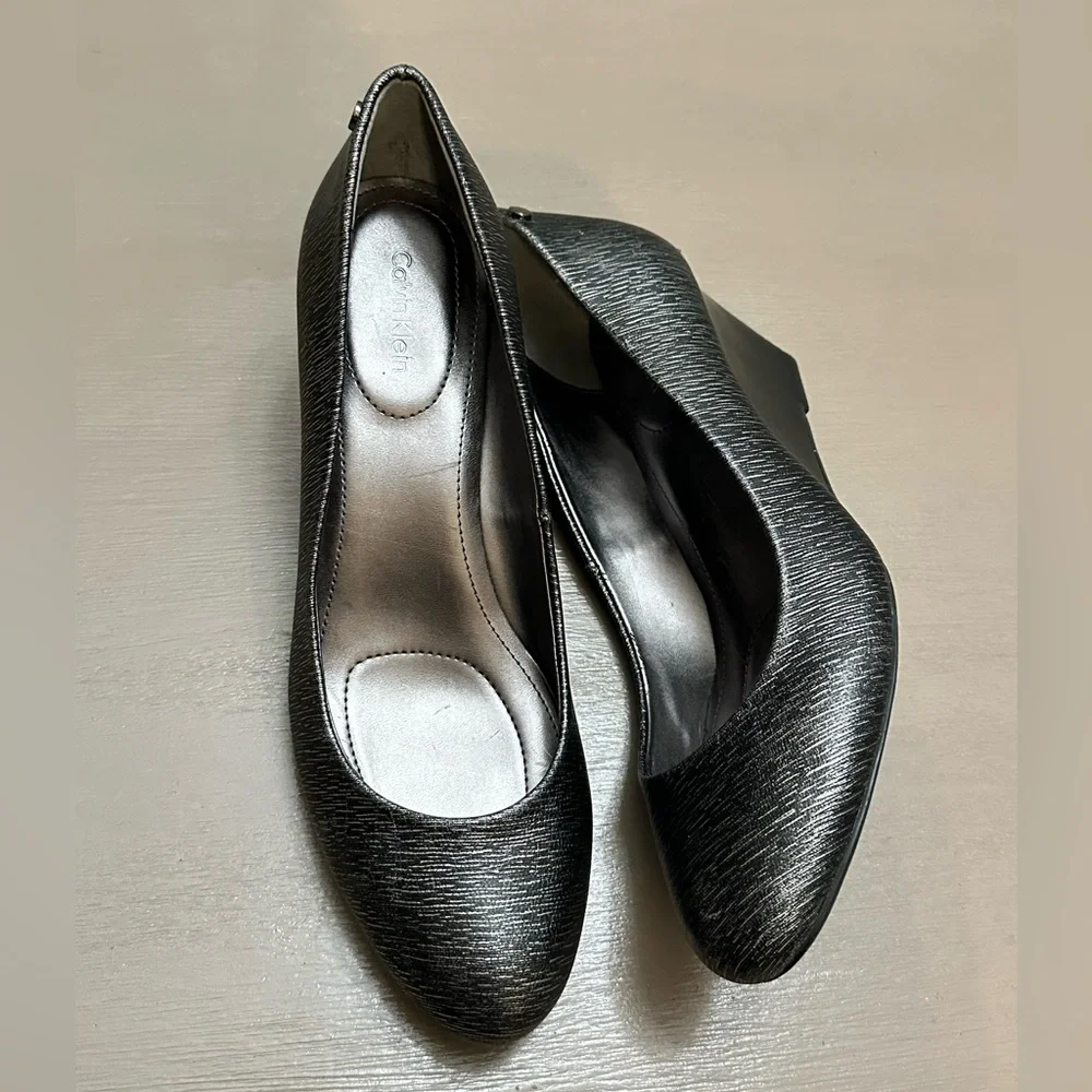 Calvin Klein Wedge Pumps Saxton Metallic Silver Textured Comfort Sole Womens 10M